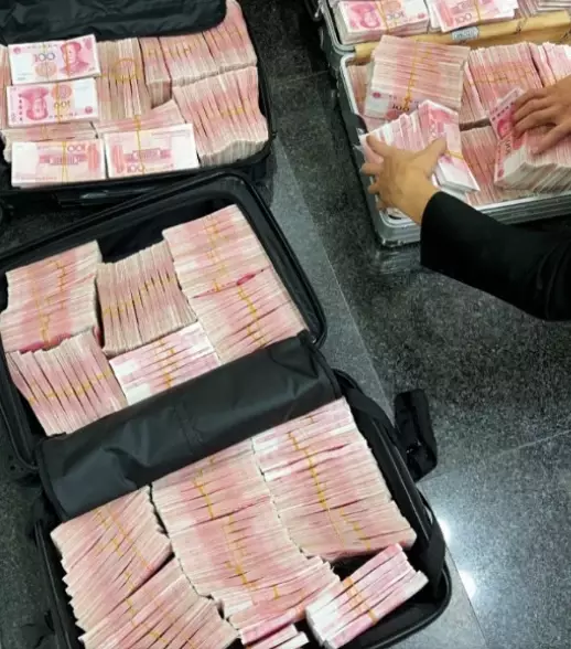 銀行態度太差!網紅霸氣「一次領出2100萬現金」開名車載走 銀行反嗆「他有錯在先」結果被監視器打臉