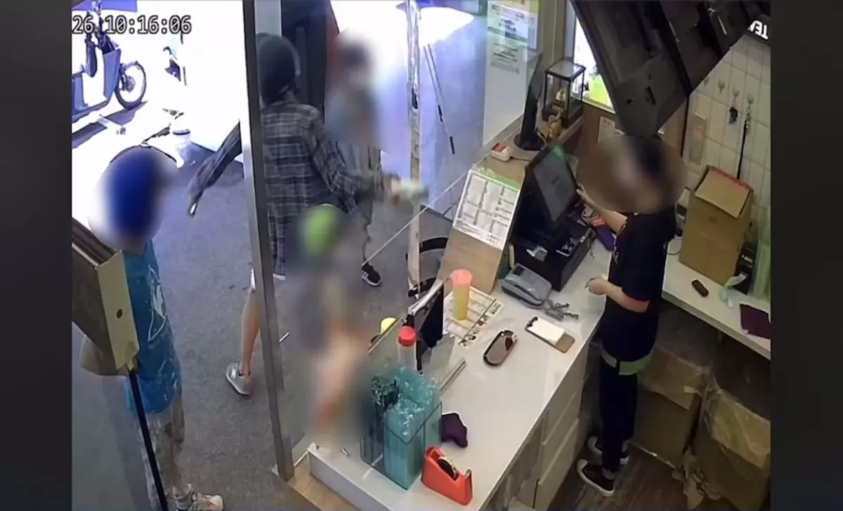 不爽飲料做錯「怒砸飲料」遭店長公審,飲料店反被一星洗版