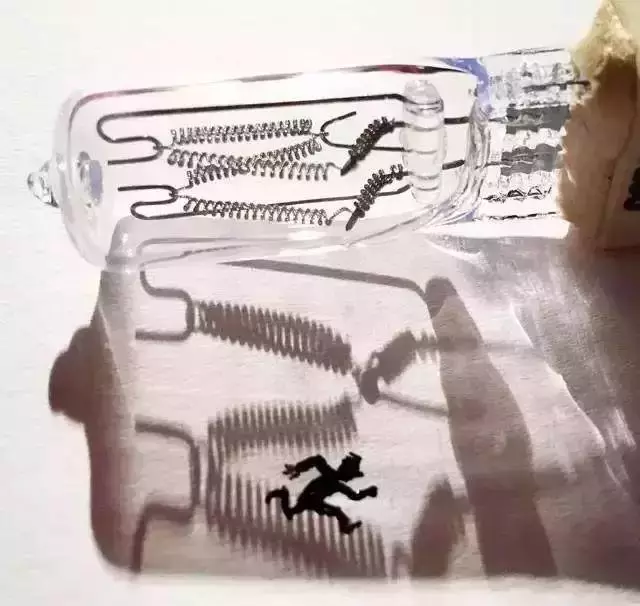 他用影子作畫,幾筆就把影子結合成作品,網友:這創意無敵了