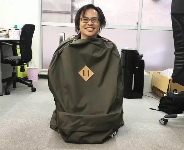 他網購「砸7000元買潮男背包」拆開超傻眼!機智想出新用途「廢物女友超想要」:可以團購嗎?
