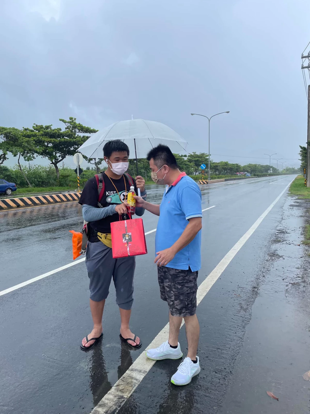 阿嬤做仙去了!15歲少年「揹阿嬤徒步環島」感動無數人 環島動機「有顆大洋蔥」:覺得阿嬤一直都在