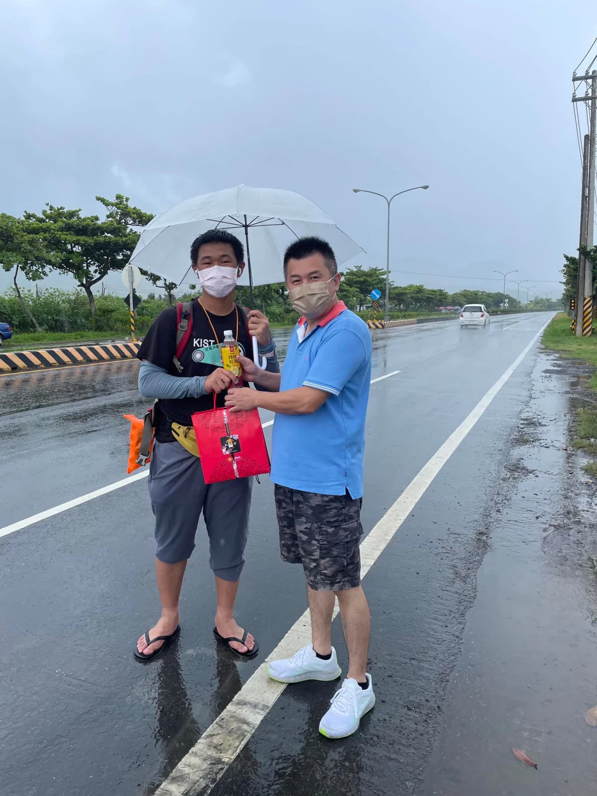 阿嬤做仙去了!15歲少年「揹阿嬤徒步環島」感動無數人 環島動機「有顆大洋蔥」:覺得阿嬤一直都在