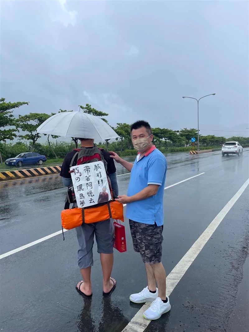 阿嬤做仙去了!15歲少年「揹阿嬤徒步環島」感動無數人 環島動機「有顆大洋蔥」:覺得阿嬤一直都在