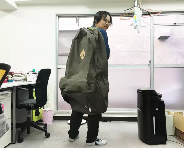 他網購「砸7000元買潮男背包」拆開超傻眼!機智想出新用途「廢物女友超想要」:可以團購嗎?