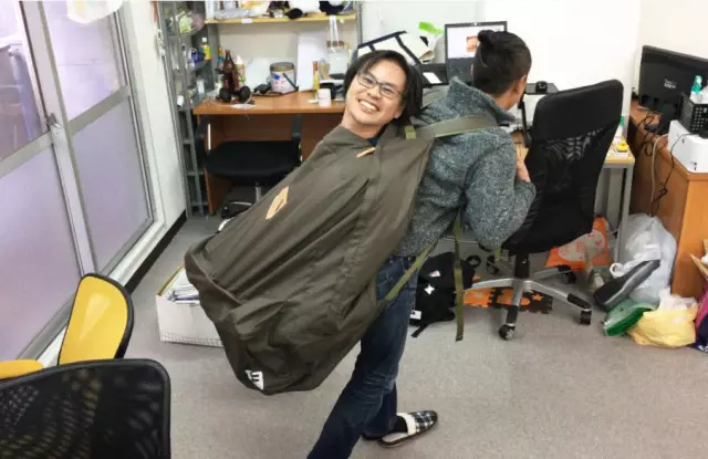 他網購「砸7000元買潮男背包」拆開超傻眼!機智想出新用途「廢物女友超想要」:可以團購嗎?