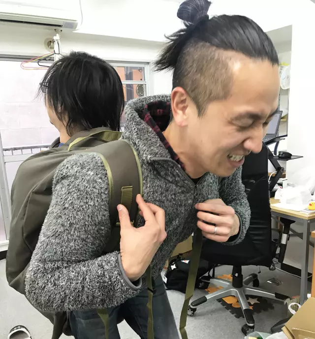 他網購「砸7000元買潮男背包」拆開超傻眼!機智想出新用途「廢物女友超想要」:可以團購嗎?