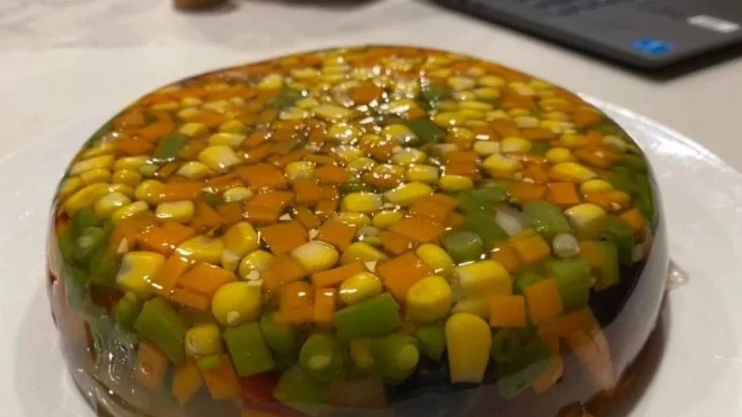 太狠!媽媽手作「三色豆果凍」 兒含淚吃:營養滿分