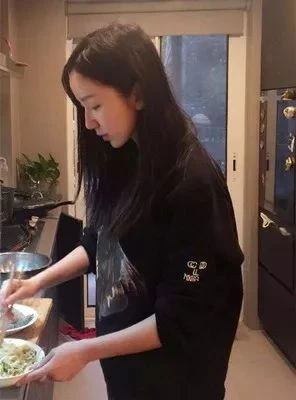 從未下廚過!生日時女友「特意為他煮了一碗麵」 男友看到實物卻「嚇得筷子拿不穩」:無從下手