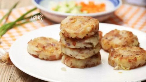 常常作為西餐配菜的土豆小餅無需麵粉好做好吃~