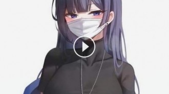 聽說這是女畫師自畫像？ 和真人照對比一下