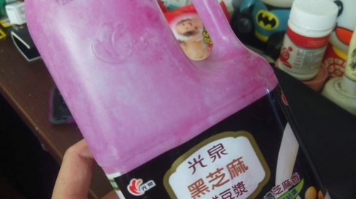 明明還沒過期！豆漿「瓶身突然變紫色」他驚嚇發問...內行人：好豆漿才會這樣！