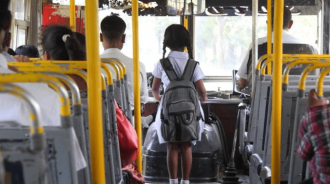 搭公車見小女孩忘記帶錢，好心拿100幫付車錢...沒想到對方媽媽來電超無言