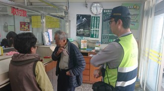 超狂阿公「到農會提領100萬」行員請來警察怕他詐騙，查清事實後原來他是把錢這樣用！