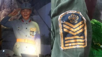 全員敬禮！老伯伯「珍藏軍服超過60年」　臂章階級「三粗三細」網驚：連司令都要跪下