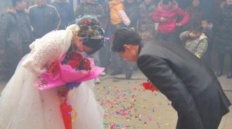 老婆又醜又胖沒工作，我和她離婚媽媽放鞭炮慶祝，沒想到10天不到我倆跪在她面前求原諒！