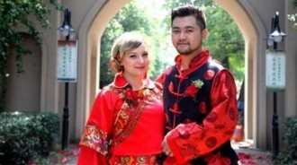俄羅斯妹子喜嫁！賓客的焦點卻都在「新娘的下半身…」