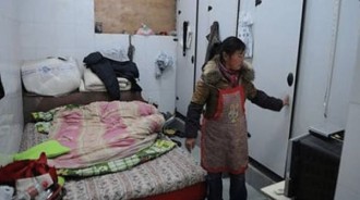 夫妻霸佔公廁長達3年！在裡面「吃飯睡覺」，民眾想上廁所遭驅趕，夫妻：這是我家