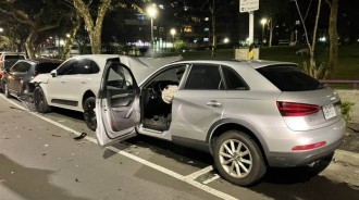駕駛打瞌睡車子失控！「狂掃路邊6台車」 下車愣「整排都是名車」一輩子也賠不完