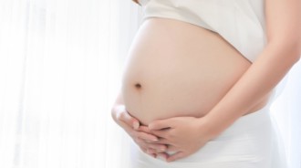 我媽覺得女友太矮，不同意我們結婚，後來她送「增高藥」給女友，女友吃後流.產，現在不再和我見面，要怎麼挽回？