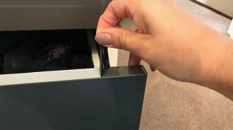 天兵老婆！想買灰色櫃子「只剩藍色」　委屈用3年「有天手癢撕開一層膜」尖叫：老公我傻眼！