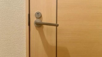 換衣服被家人硬闖房間！她找人換鎖，婆婆竟報警要抓人