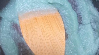 他炒洋蔥卻出現「謎之藍色」嚇到立刻發文問，專業網友神解答：長知識了！