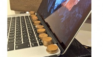 他在筆電上擺一排硬幣，得知「超猛效果」後大家都開始這樣做了！