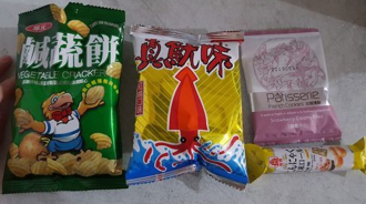 老爸偷藏4包餅乾慘露餡，女兒抓包崩潰大哭… 老司機秒懂：GG了