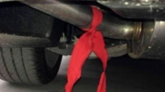 車子「繫紅繩」，老司機都會「主動避讓」，原來它有特殊意思！