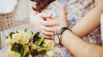 老婆懷孕5個月，岳父天天接送上下班，回家也不煮飯，老公爆怒：懷孕了不起嗎？