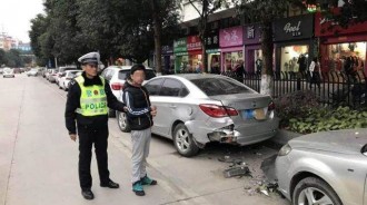 汽車被撞，是先報警還是先找保險？順序錯了一分錢都不賠，有車的趕緊看看！