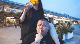 蛇丸親密照曝光！正妹「長腿跨肩上」 網友嗨翻：要公開了嗎？