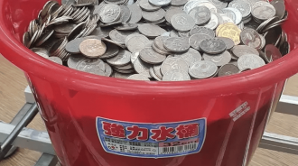 帶「一桶硬幣」去銀行換鈔遭拒 他傻眼：銀行不能換錢了？