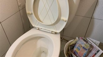 求店家外借廁所！阿桑「裡面蹲3小時」敲門也不回應　店員報警後「開門全愣住了」：奇葩無極限