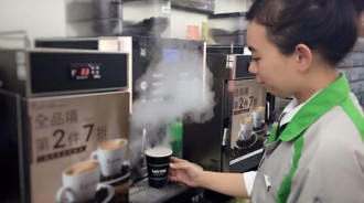 熱啡咖要求冰塊加2.3顆！店員直接倒整包冰塊 客嗆「態度有夠差」：我也做服務業的