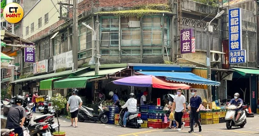 買30元蔥忘記付錢！7旬嬤「被警上手銬帶回」要給錢被拒　果菜行遭曝惡行「付萬元才能贖回長輩」