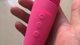他在浴室發現女友「會震動的棍子」男人自尊心破碎　女友「走進來一句話」全網笑瘋：誤會大了