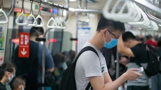 他好奇台北人搭捷運都不碰這一物？ 多數人認同：習慣了