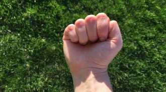 日本古老測試人性的方式，只要試看「握著拳頭」然後看你的拇指會放在哪裡，就能知道你的真實個性！