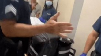女乘客飛行中發狂「想開機艙門」被空服員一招制服！網友：看了好爽！