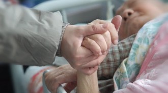 手足為錢鬧翻！ 「姊拿8旬父錢付醫藥費」被弟告侵佔　爸爸臨終前見「爭產吵翻天」落淚含恨離世