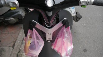 機車每天都「掛神秘愛心早餐」她不堪其擾...一招成功引出陌生男！