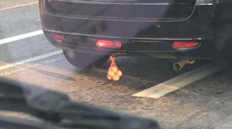他開車看到前面休旅車下方「掛一袋雞蛋」覺得很搞笑，專業網友一看不對勁：離遠一點吧！