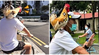 街頭赫見大叔「騎車在遛雞」！牠「穩站主人肩上」淡定兜風：把拔帶偶去公園～