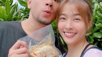 小嫻不捨哭了！金剛擺攤「雞翅1支40元」遭嫌太貴　她哽咽曝辛酸「每天待40度廚房」：累也不敢說