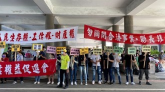 等不到8大復業！36歲舞小姐「自行離世」　8歲女兒走上街：還我媽媽