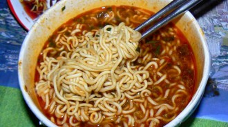半夜4點驚見女兒揪男同學在「客廳吃泡麵」！「超扯解釋」讓老爸起疑心...