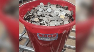 傻眼！帶「一桶硬幣」去銀行換鈔遭拒...他一臉濛樣問：銀行不能換錢了？