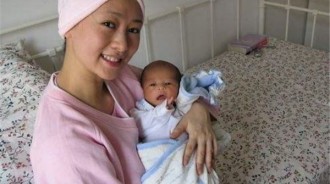 讓老婆回娘家坐月子，老公馬上帶前女友回家「重溫舊情」，3天後的一則訊息讓老公崩潰痛哭！