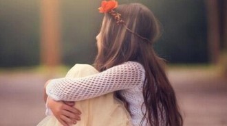 我抱著女兒痛哭！我離婚娶了老婆閨蜜，晚上幫女兒洗澡時，女兒跟我說「這段話」！